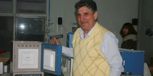 2011年美国麻省理工学院物理系教授，来厂考察订购箱式电炉